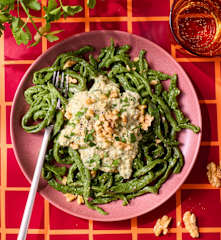 Spinatspätzle mit Walnuss-Sauce