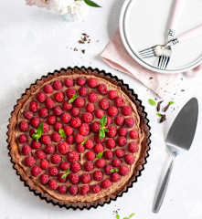 Tarta z czekoladowym kremem mascarpone i malinami