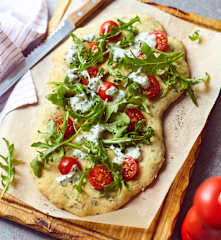 Pizza-Focaccia mit Rucola und Joghurtdressing