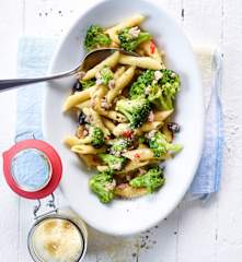 Penne s brokolicí, salsicciou a olivami