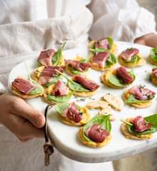 Crackers aux herbes, beurre de butternut et magret de canard