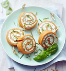 Tomatenröllchen mit Basilikum-Frischkäse-Füllung