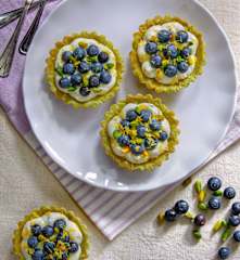 Tartellette al pistacchio, ricotta e mirtilli