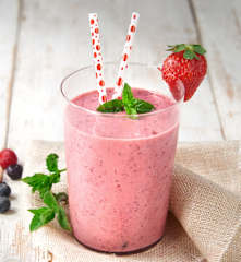 Koktajl z jogurtem i owocami jagodowymi