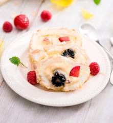 Rolada bezowa z serkiem mascarpone i owocami