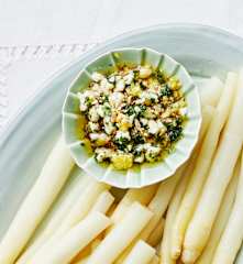 Gebräunte Butter mit Ei und Pinienkernen