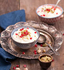 Pudding ryżowy z wodą różaną, pistacjami i granatem