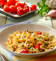 Farfalle mit Venusmuscheln und Cherry-Tomaten