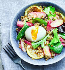 Salade de lentilles aux radis grillés et œuf mollet