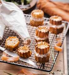 Cannelés au comté et crème de saumon fumé