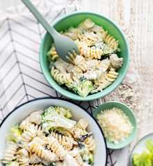 Babyfreundliche cremige Hühner-Brokkoli-Spinat-Pasta