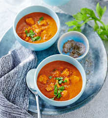 Ajvar-Sellerie-Cremesuppe mit Lachs