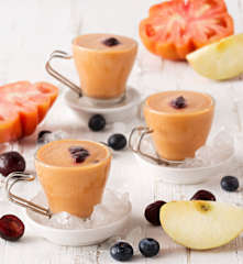 Gazpacho de manzanas, arándanos y cerezas