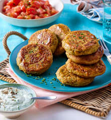Kichererbsen-Taler mit Kräuterquark und Tomatensalat