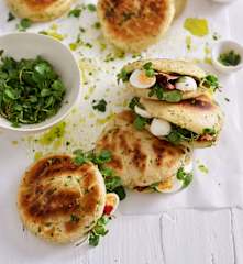 Pita com salada de ovos de codorniz e bacon e húmus de abacate