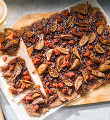 Coca de cebolla caramelizada con higos y sobrasada