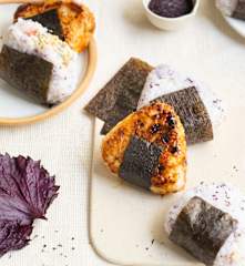 Onigiris au saumon, wasabi et shiso