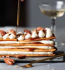 Vanille-Mille-feuille mit Karamell und Pecannüssen