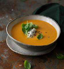 Paradeisersuppe mit Basilikumcreme (vegan)