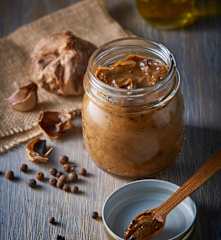 Mayonesa de ajo negro