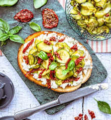 Tartine à la feta, aux tomates confites et courgettes rôties