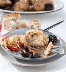 Pollo al brandy con ciruelas y piñones