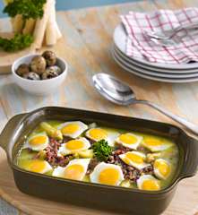 Espárragos blancos frescos guisados con huevos de codorniz