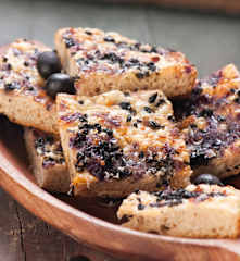 Focaccia z cebulą, oliwkami i rozmarynem