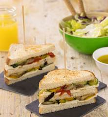 Club Sandwich con verdure grigliate e insalata (vegan)
