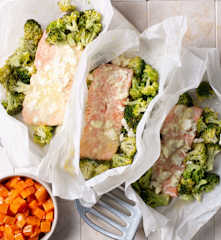 Cartocci di salmone e broccoli con patate dolci
