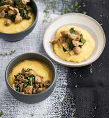 Polenta com cogumelos e espinafres