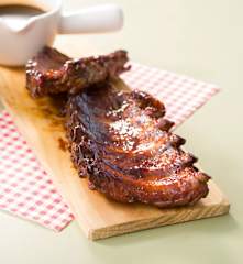 Costillas con salsa de miel y bourbon