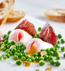 温泉蛋配伊比利亚火腿片、青豆