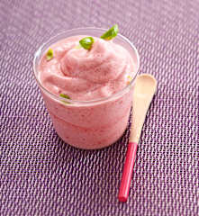 Sorbet basilic aux éclats de fraise