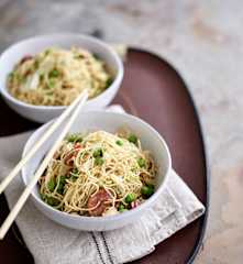 Noodles com ervilhas e chouriço