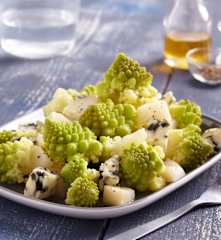 Sałatka z kalafiorem romanesco, gruszką i serem roquefort