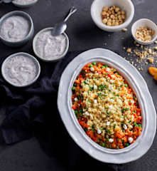 Couscous mit Aprikosen, Haselnüssen, Feta und Gemüse und Stracciatella-Creme