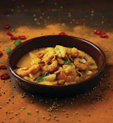 Caril de camarão com batatinhas novas