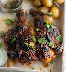 Pollo picante con patatas y salsa de cilantro