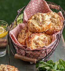 Drożdżówki z ricottą i rabarbarem