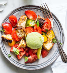 Salade de tomates façon panzanella, glace à l'avocat