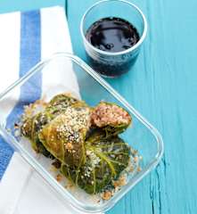 Embrulhos de couve com arroz de salsichas