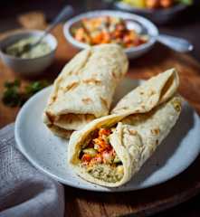 Fladenbrot-Päckchen mit Gurkensalat und Baba Ganoush