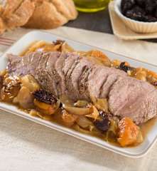 Ternera con cebollitas, orejones y ciruelas