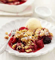 Beeren-Crumble mit Tonkabohne