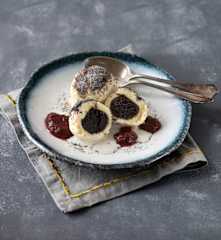 Mohn-Topfen-Knödel mit Zitronenjoghurt