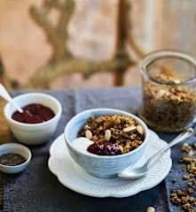 Pequeno-almoço com compota de morangos e chia