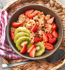 Möhren-Hafer-Bowl mit Früchten