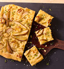 Birnen-Focaccia mit Ziegenkäse und Honig