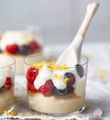 Trifle de verão com ricota e frutos vermelhos